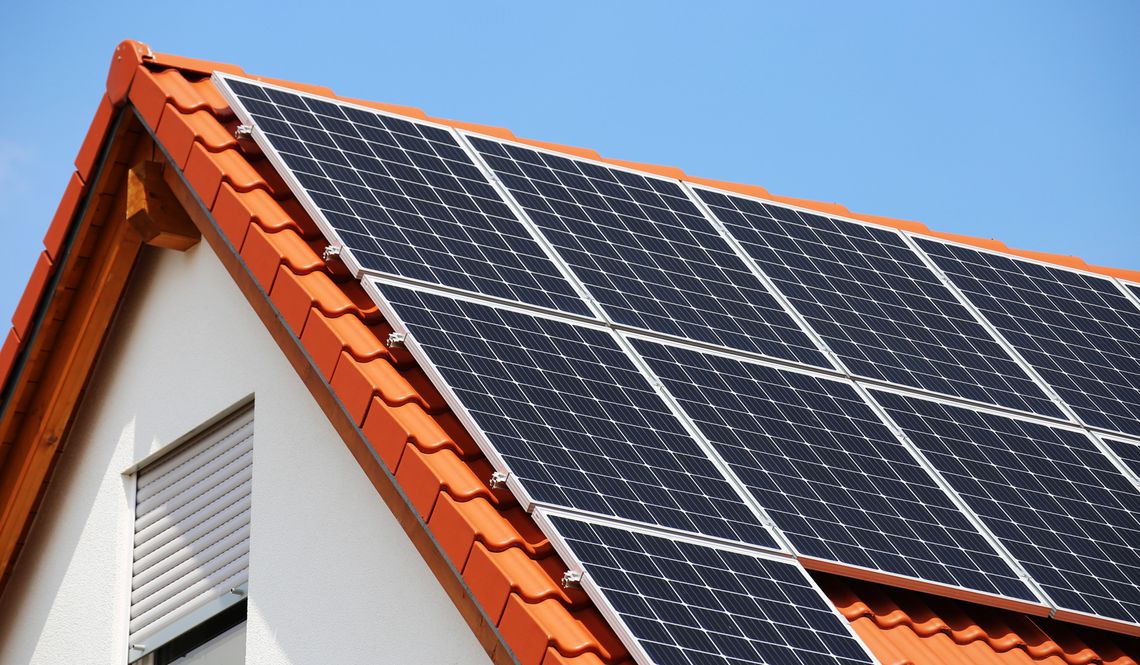 Solaranlagen bieten Ihnen die Möglichkeit, die Kraft der Sonne zur Energiegewinnung einzusetzen und so unabhängiger von steigenden Strompreisen zu werden.